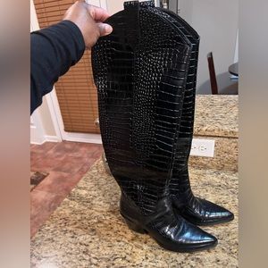 Women boots. Size 8. Wore only two times.